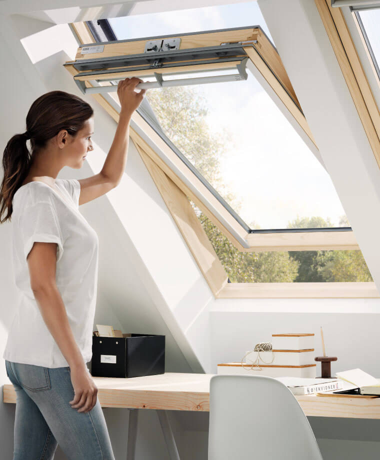 Мансардное окно VELUX WoodLine Классика GGL ручка сверху